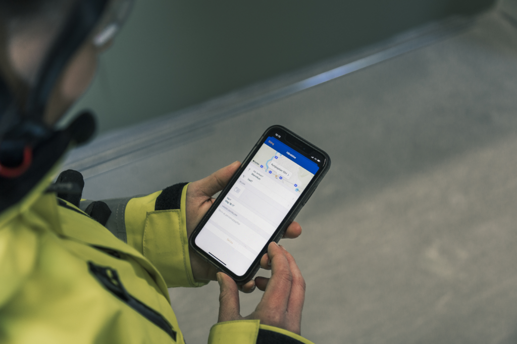 Person som dokumenterar i telefonen