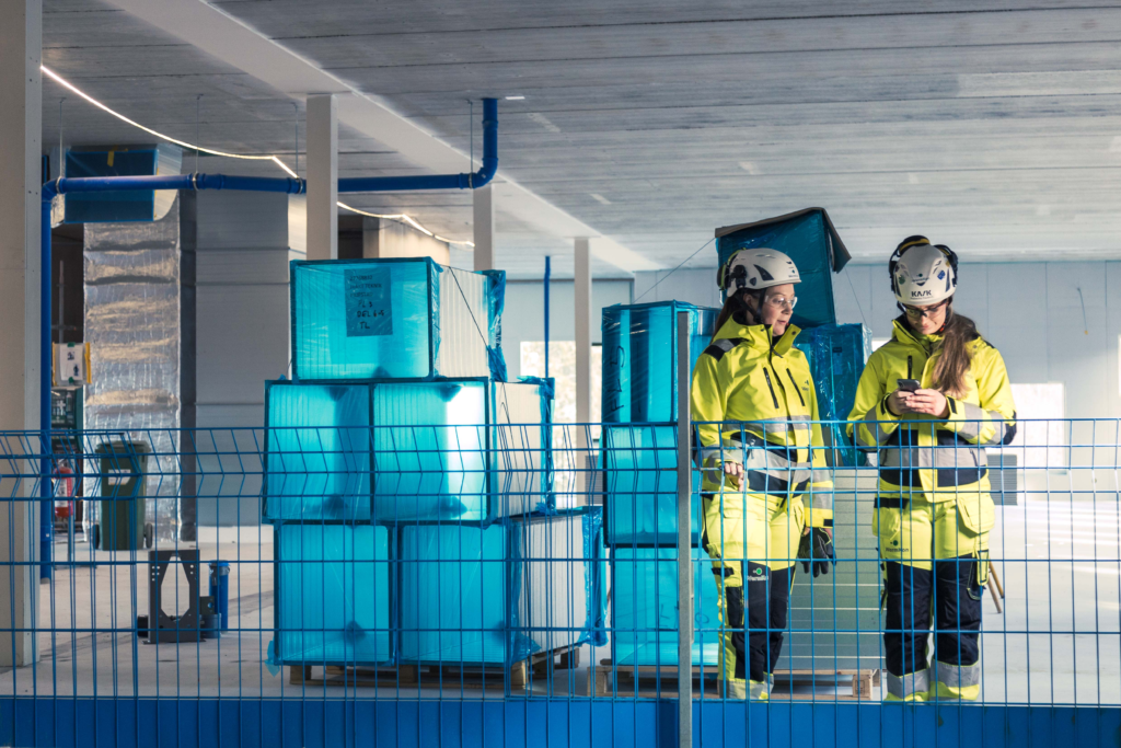 Wermkon-konsulter som säkrar en arbetsplats och håller på med Systematiskt arbetsmiljöarbete (sam).